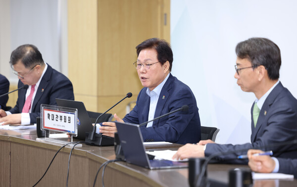 박완수 경남도지사가 7일 도청에서 열린 확대간부회의에서 발언하고 있다. /경남도