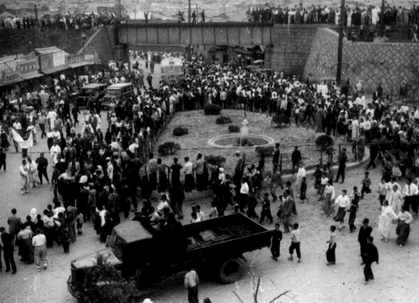 이승만 자유당 정권 시절인 1960년 3.15의거 시위 광경. 3.15의거탑 주위로 부정선거에 반발한 시민들이 모여 있다. /3.15의거기념사업회