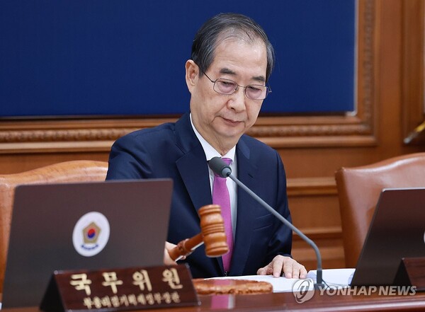 한덕수 대통령 권한대행 국무총리가 8일 정부서울청사에서 열린 국무회의에서 의사봉을 두드리며 개회 선언을 하고 있다. /연합뉴스