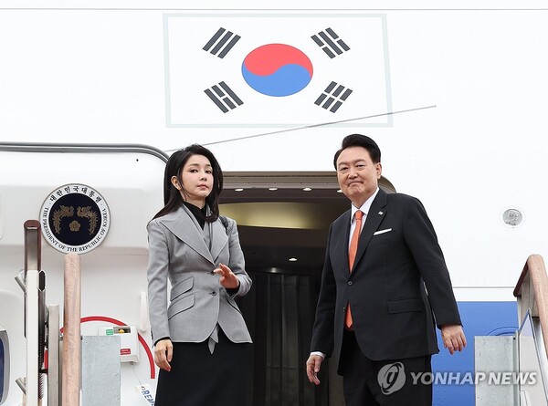 윤석열 대통령과 부인 김건희 여사가 지난달 11일 네덜란드를 국빈 방문을 떠나기 전 경기 성남 서울공항에서 전용기인 공군 1호기에 올라 출국인사를 하고 있다. /연합뉴스
