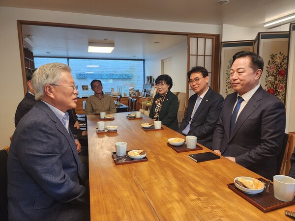 민주당 김두관 전 국회의원이 9일 문재인 전 대통령을 찾아 대권 도전 계획을 알리고 덕담을 듣는 자리를 가졌다. /김두관 선대위
