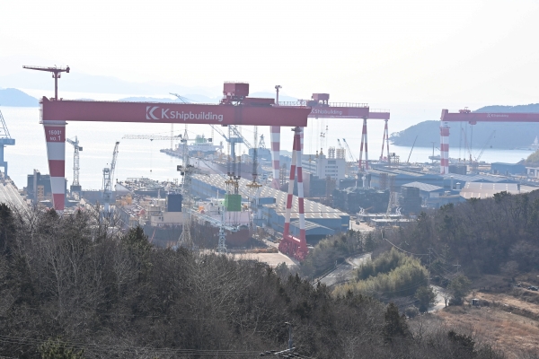 중소형 조선업계는 RG(선수금환급보증) 발급에 가로 막혀 수주량을 늘리는데 한계를 겪고 있다. 사진은 지난해 흑자 전환으로 재도약 발판을 마련한 중형조선사 케이조선(창원시 진해구) 전경. /김구연 기자