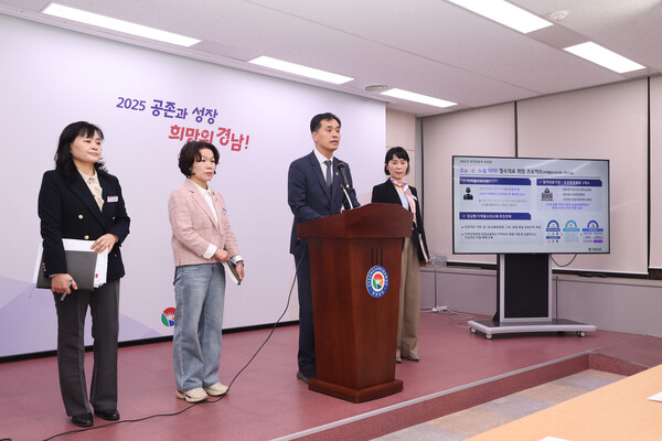 이도완 경남도 보건의료국장이 9일 도청 프레스센터에서 올 7월부터 추진하는 '지역필수의사제'를 설명하고 있다. /경남도