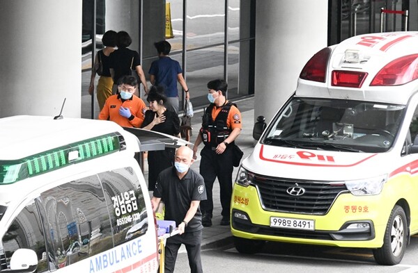 119대원들이 응급환자를 창원시 의창구 파티마병원에 데려다주고 있다. /김구연 기자