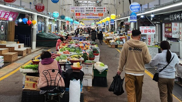 11일 창원시 마산합포구 청과시장에서 소비자들이 장을 보고 있다. /이원재 기자