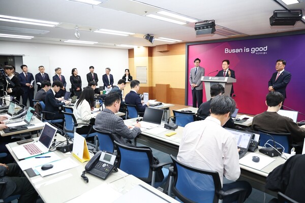 박완수(가운데) 경남도지사, 박형준(왼쪽) 부산시장, 김두겸 울산시장이 14일 부산시청에서 열린 제3회 부울경 정책협의회 이후 공동 입장문을 발표하고 있다. /경남도