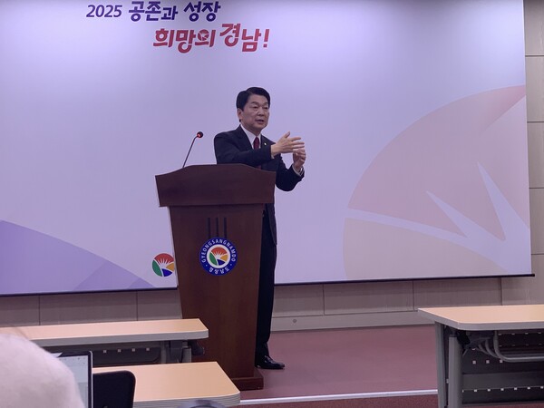 안철수 국회의원이 14일 경남도청 프레스센터에서 약식 기자회견을 하고 있다. /이동욱 기자