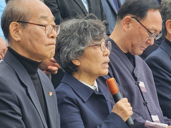 내란청산 사회대개혁 경남비상행동 주최로 14일 오전 11시 창원시 마산회원구 구암동 국립3.15민주묘지 민주의 문 아래 계단에서 기자회견이 열렸다. 이경희(가운데) 일본군위안부할머니와함께하는마산창원진해시민모임 상임대표가 발언하고 있다. /최석환 기자