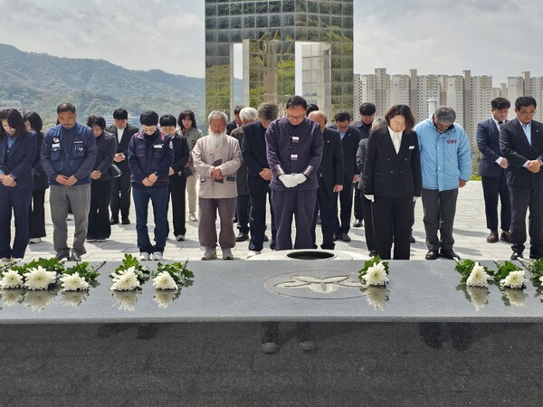 내란청산 사회대개혁 경남비상행동 주최로 14일 오전 11시 창원시 마산회원구 구암동 국립3.15민주묘지에서 참배가 진행되고 있다. /최석환 기자