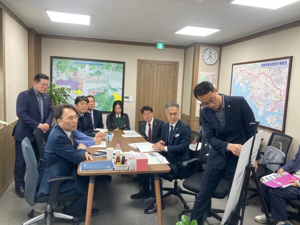 경남도가 진해신항 항만배후단지 신속 개발을 위해 지난 12일 이종욱 국회의원과 협의회를 열었다. /경남도