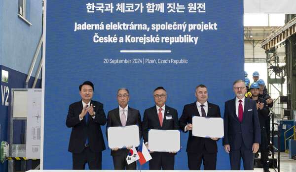 윤석열 대통령(왼쪽 첫째)과 체코 페트르 피알라 총리(오른쪽 첫째), 참석자들이 두산에너빌리티의 자회사 두산스코다파워(체코 플젠)에서 진행된 ‘한국·체코 원전 전주기 협력 협약식’에 참여해  기념촬영을 하고 있다. /두산에너빌리티
