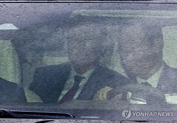 내란 수괴 혐의로 형사 첫 정식재판을 받는 전직 대통령 윤석열 씨가 14일 오후에 열리는 재판에 출석하기 위해 서울 서초구 서울중앙지방법원에 들어서고 있다. /연합뉴스