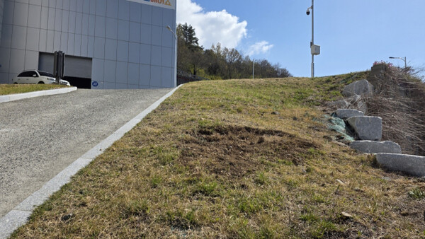 사천바다케이블카 유치 전 시장 공적비가 철거된 자리 /이영호 기자