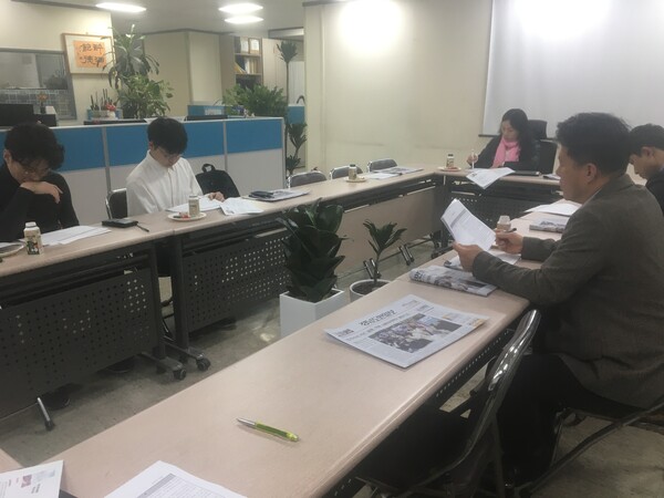 지면평가위원회(위원장 김나리)는 7일 본사 5층 회의실에서 4월 회의를 하고 있다. /민병욱 기자