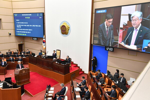 신종철(국민의힘·산청) 도의원이 15일 열린 임시회 제1차 본회의에서 경남도에 산청 산불을 주제로 긴급현안질의를 하고 있다. /경남도의회 