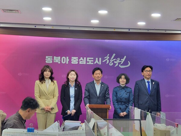 더불어민주당 창원시의회 의원단이 15일 창원시청 프레스센터에서 조명래 제2부시장 등 홍남표 전 창원시장 임명직 사퇴를 촉구하는 기자회견을 하고 있다./더불어민주당 창원시의회 의원단