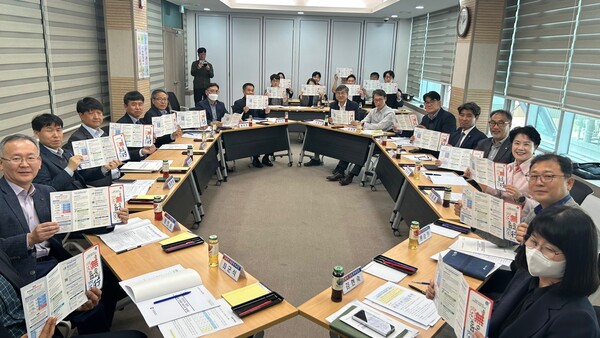 경남도와 경남지역 주택 관련 건설업계 등은 16일 도청에서 도내 주택시장 전망을 공유하고 미분양 대책을 논의하고 있다. /경남도