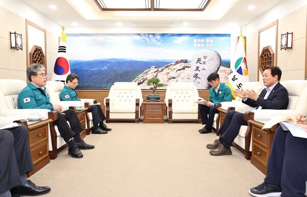 박완수(오른쪽) 경남도지사가 16일 도청에서 임상섭 산림청장과 면담하고 있다. /경남도