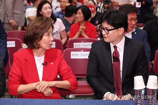 국민의힘 나경원·한동훈(오른쪽) 대표 후보가 지난해 7월 8일 오후 광주 김대중컨벤션센터에서 열린 제4차 전당대회 광주·전북·전남·제주 합동연설회에서 대화하고 있다. /연합뉴스