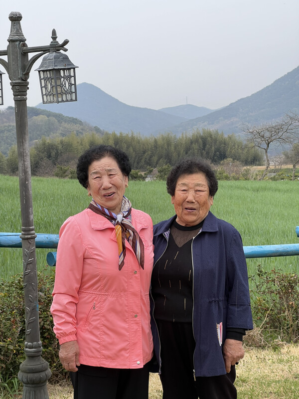 모처럼 만난 자매의 얼굴이 환하다. 왼쪽이 동생, 오른쪽이 언니다.  /김윤지