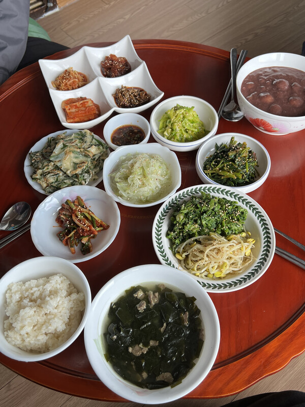 언니를 위해 동생이 차린 한 상. /김윤지