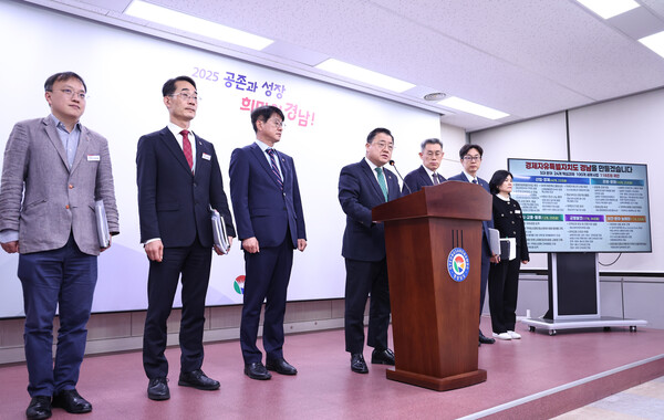 박명균 경남도 행정부지사와 실국과장이 17일 도청 프레스센터에서 '21대 대선공약 경남도 제안'을 설명하고 있다. /경남도