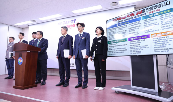 박명균 경남도 행정부지사와 실국과장이 17일 도청 프레스센터에서 '21대 대선공약 경남도 제안'을 설명하고 있다. /경남도