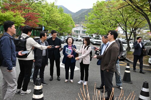 김영선 전 의원이 취재진 질문에 답하고 있다. /김구연 기자