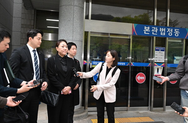 강혜경 씨와 변회인들이 취재진 질문에 답하고 있다. /김구연 기자