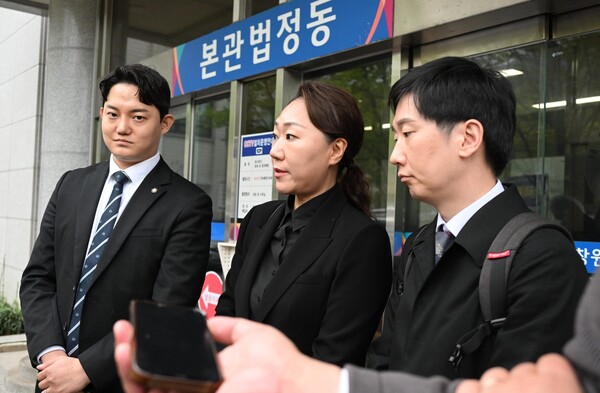17일 창원지방법원에 출석한 강혜경(가운데) 씨가 변호인단과 취재진 질문에 답하고 있다. /김구연 기자