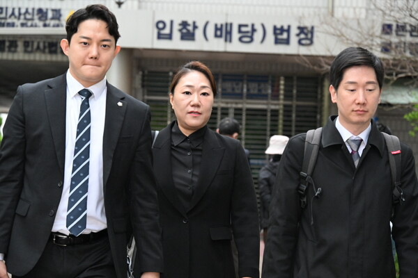 강혜경 씨가 17일 재판을 받기 위해 창원지방법원에 도착해 법정으로 향하고 있다. /김구연 기자