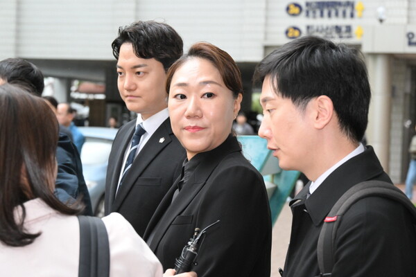 강혜경 씨와 변호인들이 취재진 질문에 답하고 있다. /김구연 기자
