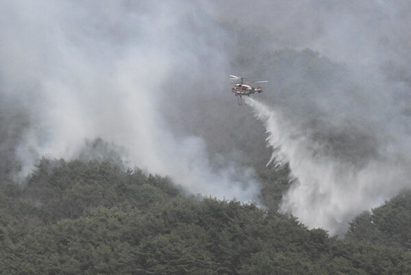 지난달 산청군 시천면 산불 현장에서 헬기가 물을 뿌리고 있다. /경남도민일보DB
