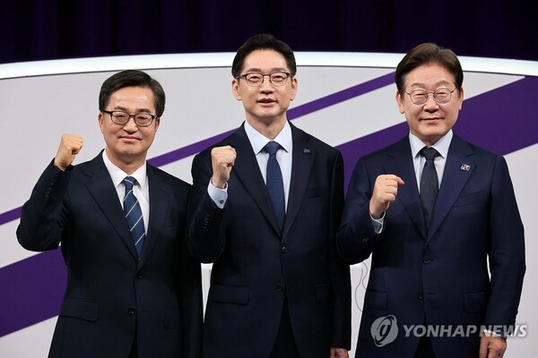 더불어민주당 대선 경선 주자인 이재명(오른쪽부터)·김경수·김동연 후보가 18일 서울 마포구 상암동 MBC에서 첫 TV토론회를 시작하기에 앞서 기념촬영 하고 있다.  /제휴뉴스