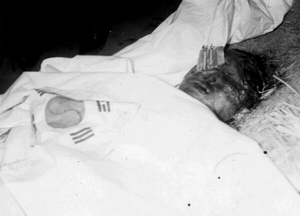 오른쪽 눈에 최루탄이 박힌 채로 발견된 김주열 열사 시신 위에 태극기가 올려져 있다. /3.15의거기념사업회