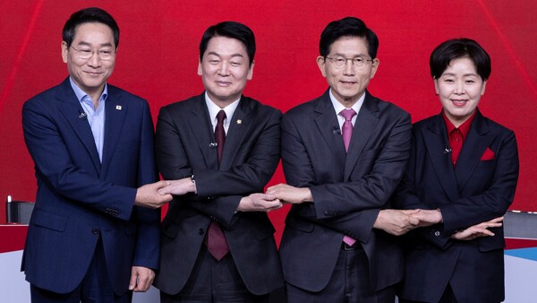 19일 서울 강서구 ASSA아트홀에서 열린 국민의힘 제21대 대통령 후보자 1차 경선 토론회에서 A조 후보들이 시작 전 기념 촬영을 하고 있다. 왼쪽부터 유정복, 안철수, 김문수, 양향자 후보.  /연합뉴스