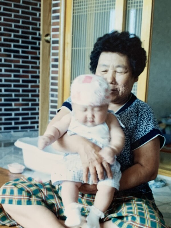 어린 김윤지 씨와 잔너리댁 최재연 할머니. /김윤지