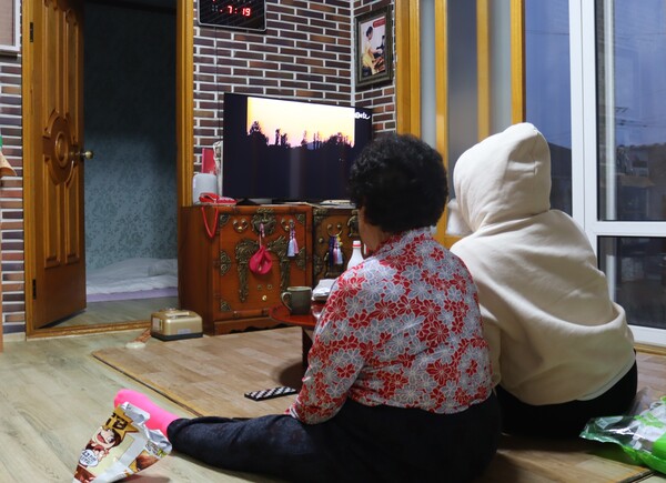 잔너리댁 최재연 할머니와 손녀 김윤지 씨가 함께 드라마〈전원일기〉를 보고 있다. /백솔빈 기자