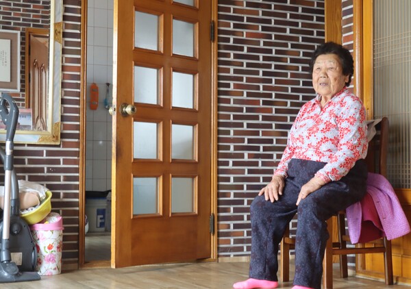 잔너리댁 최재연 할머니가 손녀가 출근하고  홀로 집을 지키고 있다. /백솔빈 기자