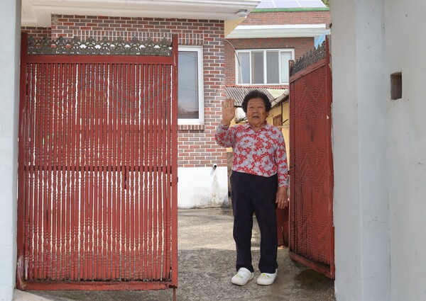 잔너리댁 최재연 할머니가 기자를 배웅하며 손을 흔들고 있다. /백솔빈 기자