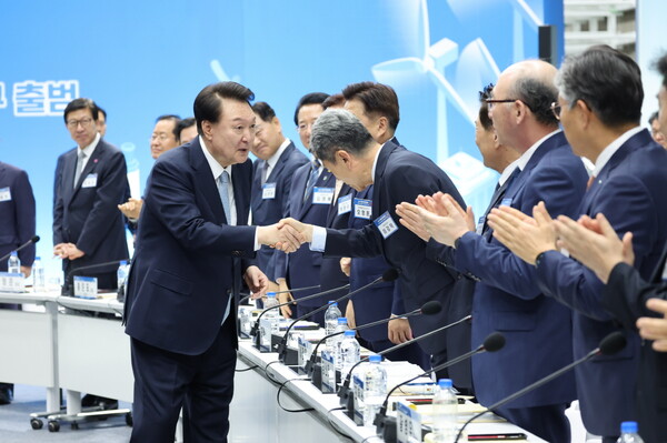 윤석열 대통령이 지난해 6월 20일 경북 포항시 블루밸리국가산업단지 이차전지종합관리센터에서 열린 제9차 지방시대위원회 회의 및 기회발전특구 협약 체결식에서 참석자들과 인사를 나누고 있다. /포항시