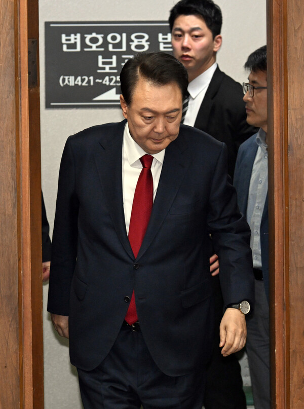 윤석열 전 대통령이 21일 서울 서초구 서울중앙지법에서 열린 내란 우두머리 혐의 형사재판 2차 공판에 출석하고 있다. /연합뉴스