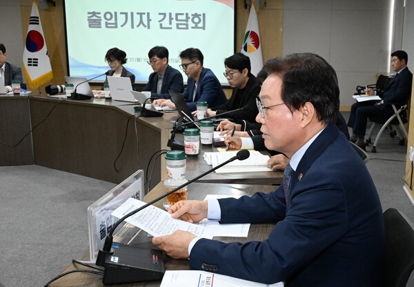 박완수 경남도지사가 21일 경남도청 도정회의실에서 출입기자 간담회를 하고 있다. /김구연 기자