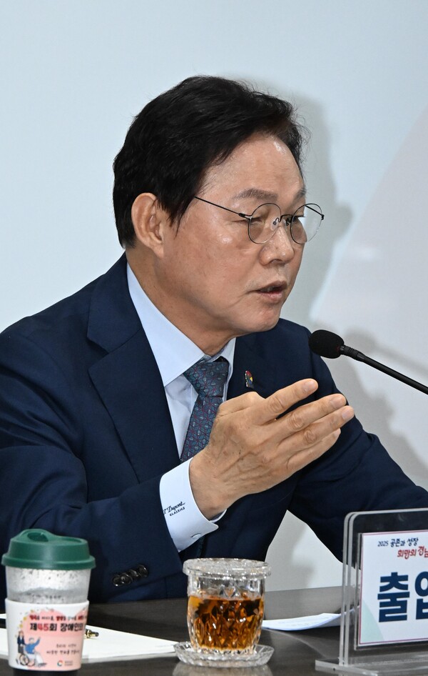 박완수 경남도지사가 21일 경남도청 도정회의실에서 출입기자 간담회를 하고 있다. /김구연 기자