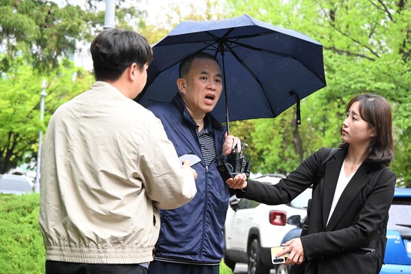 '정치브로커' 명태균 씨가 22일 창원지방법원에서 취재진 질문에 답하고 있다. /김구연 기자