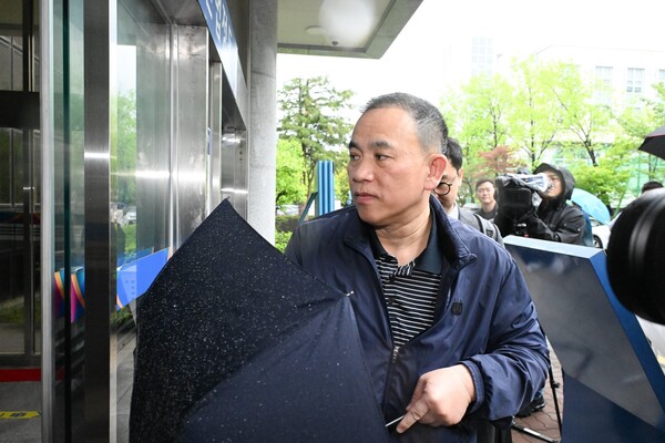 명태균 씨가 법정으로 향하고 있다. /김구연 기자