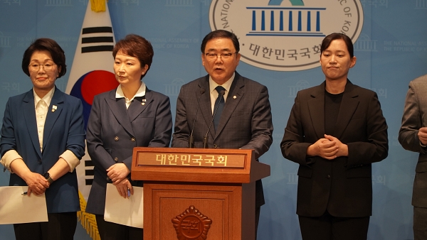 더불어민주당 미래경제성장위원회 소속 국회의원들이 23일 오전 국회 소통관에서 경남지역 산업 현장 애로 해소 정책 성과 등을 설명하고 있다. /허성무 의원실