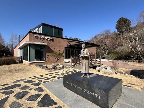 통영 박경리기념관과 박경리 동상. /권영란 작가 