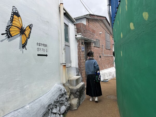 통영시 문화동 소설가 박경리 생가터 가는 길. 좁은 골목 안 붉은 벽돌집이다. 옛모습은 남아있지 않다. /권영란 작가