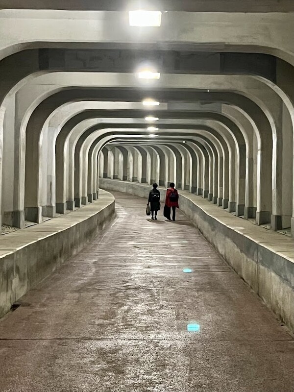 통영 해저터널. 마침 잔뜩 짐을 들고 진 두 여인이 걷고 있다. 박경리 소설 에서 용화사에서 불공을 드리기 위해 해저터널을 걸어가던 한실댁과 윤씨의 모습이 겹쳐진다. /권영란 작가